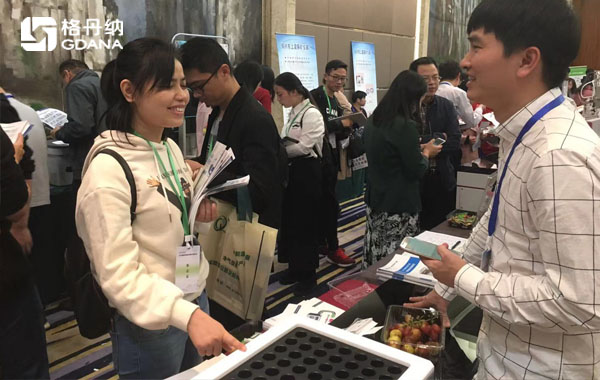 格丹納工程師現場與用戶、專業人士進行交流