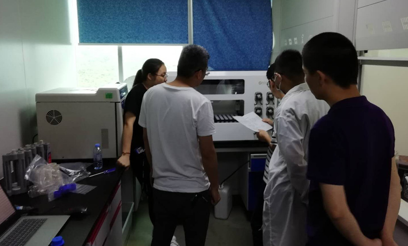 工程師現場耐心的進行培訓與解答實驗人員的實驗問題